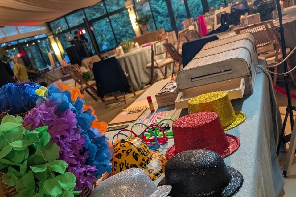 Sombreros, pelucas y atrezzo de colores para la fiesta