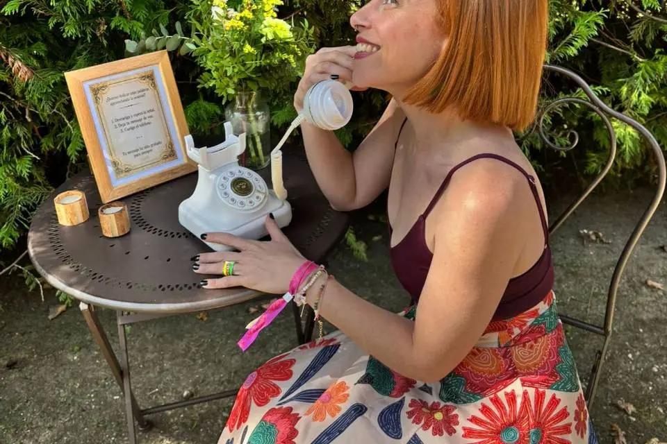 Invitada grabando una dedicatoria